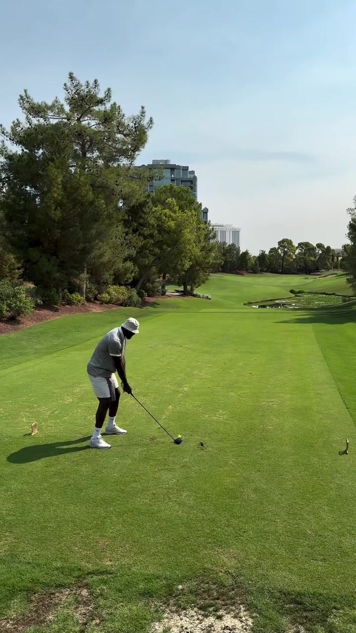 开云-爱游戏-专注训练⛳️詹姆斯晒在维加斯打高尔夫：给我时间 我会做到的