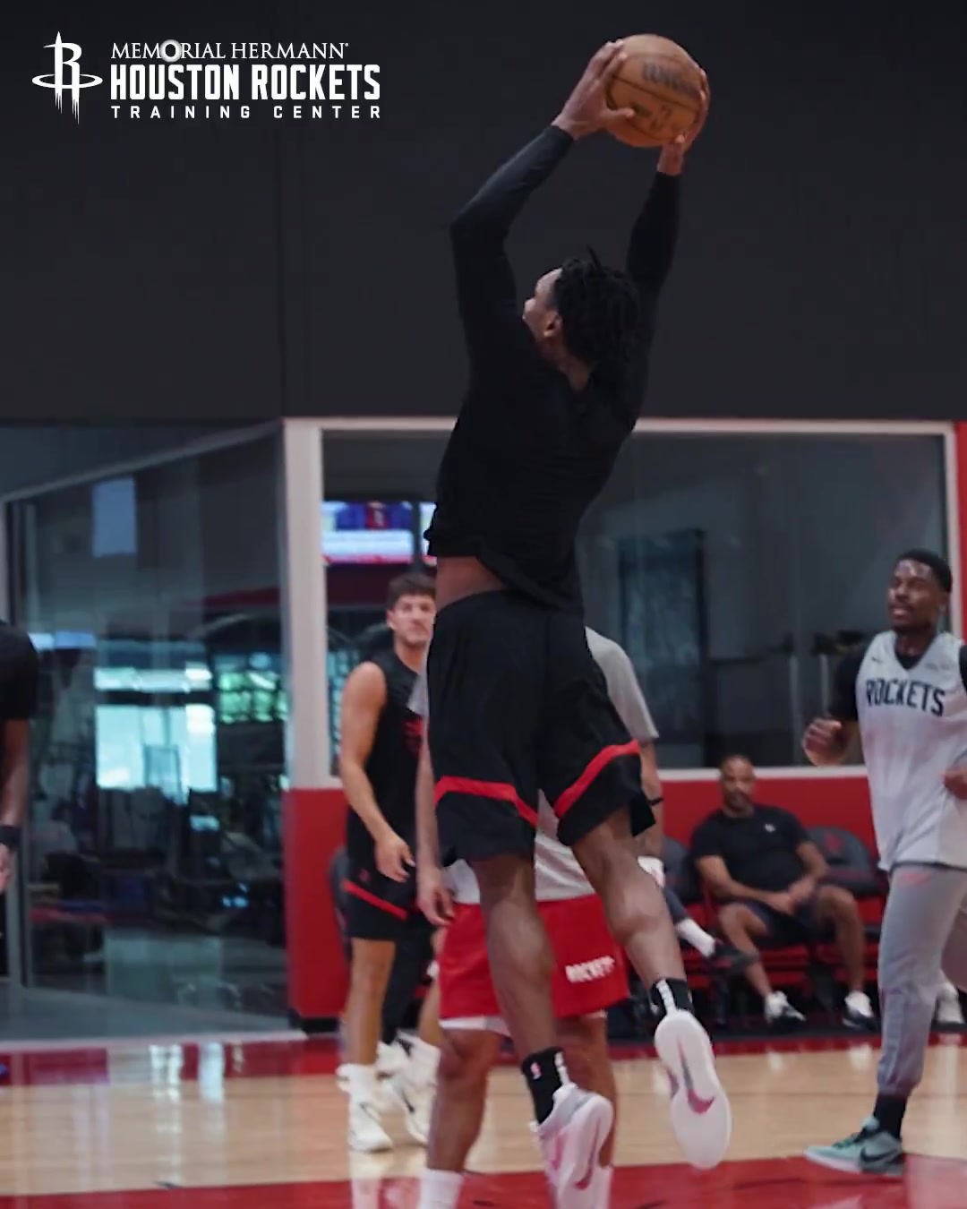 开云登录入口-你分得清吗~火箭官推晒汤普森兄弟和全队一起训练视频