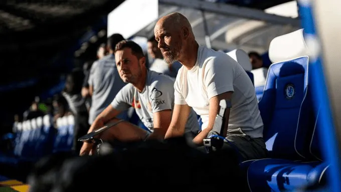 Kaiyun Sports-开云体育-滕哈格不断要引援+否决卖扎卡；训练冗长且经常让球员俯卧撑