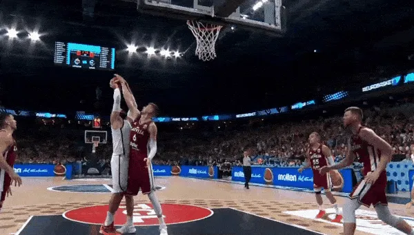 开云体育平台-瓦兰接球高举高打，迎着波尔津吉斯防守打进2+1