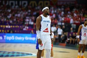 Kaiyun Sports-开云体育-外线太铁！亚布塞莱三分球7中1拿到12分3板3助