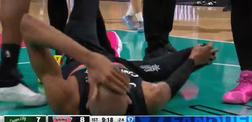 开云登录入口-也挺耐杀~文班又被撞到膝盖倒地 马上回更衣室检查 现已回归赛场