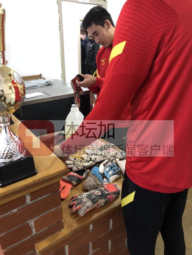11-国奥队两位门将在查看对方门将使用的旧手套.jpg