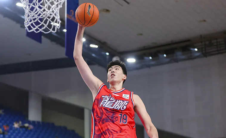 Kaiyun Sports-开云体育-徐昕本场篮板数追平赛季最高纪录，场均篮板数本土球员第二